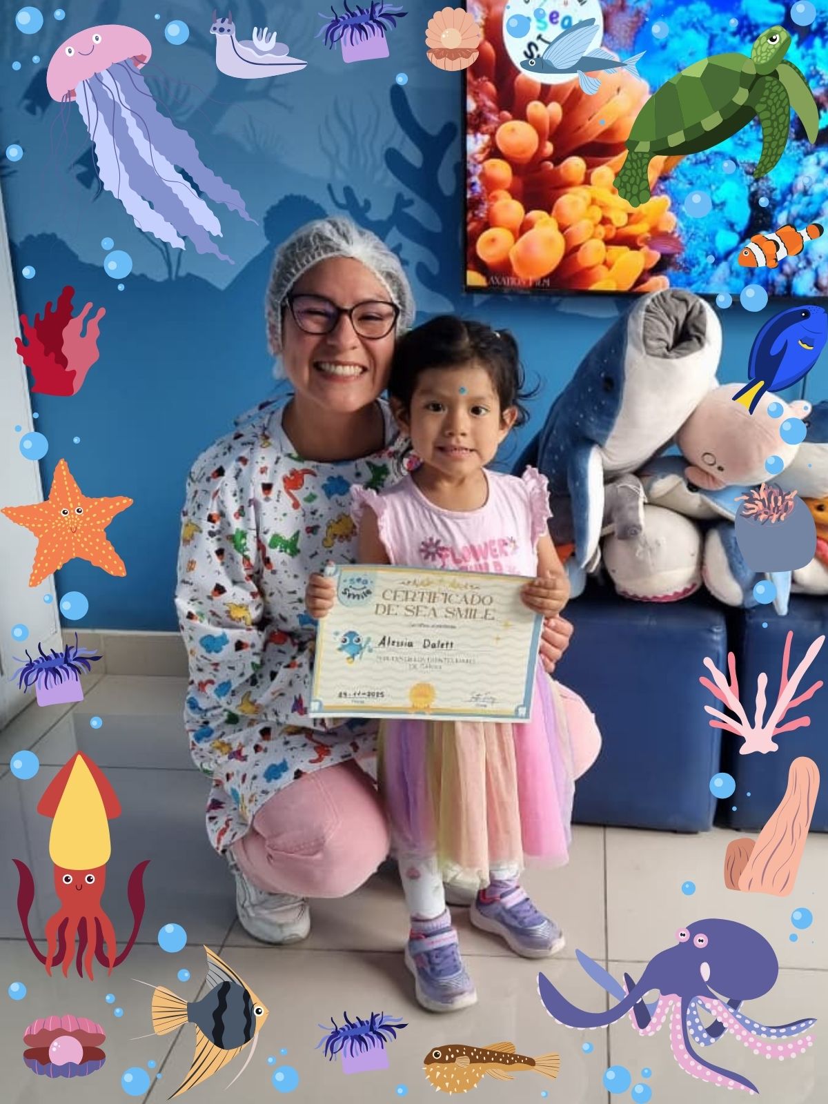 Niño feliz abrazando peluche de tiburón en clínica odontopediátrica marina Sea Smile Kids Carabayllo Lima